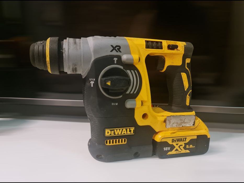 Продам акумуляторний безщітковий перфоратор DeWalt DCH 273