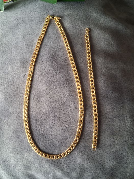 Conjunto de relógio colar e pulseira dourado