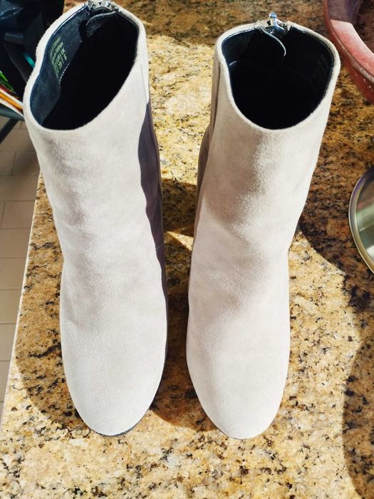 Botins da ALDO em camurça cinza claro