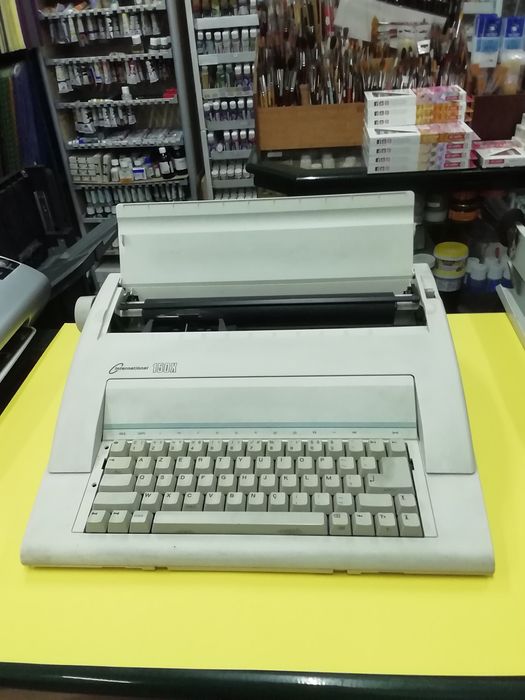 Máquina de escrever International 150 X, nova