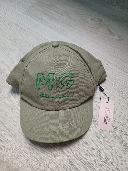 Nowa czapka z daszkiem marki Missguided