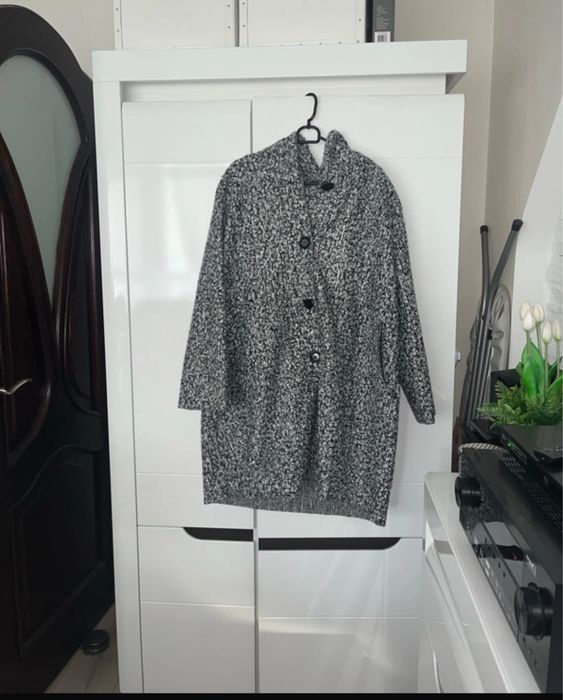 Elegancki szary płaszcz z kapturem - idealny na wiosnę i jesień