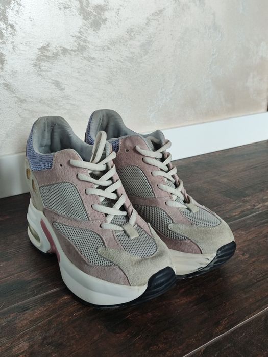 Кроссовки на высокой подошве