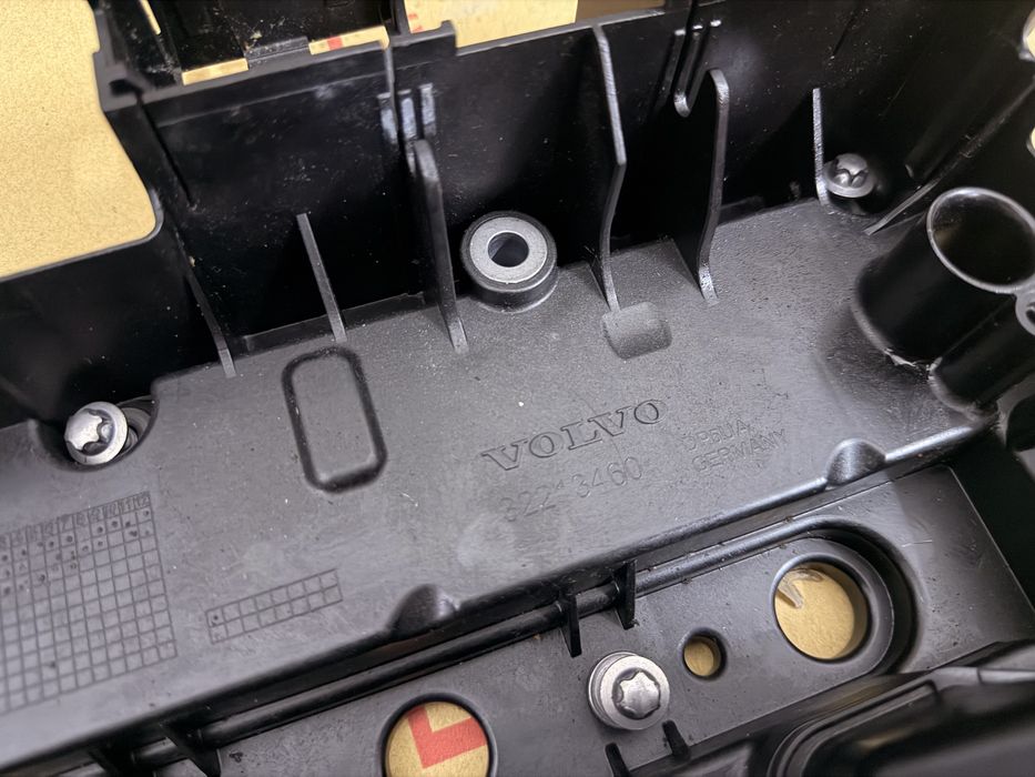 32213460Кришка клапанiв VOLVO S60 II V40 V60 I XC60 I 2.0D