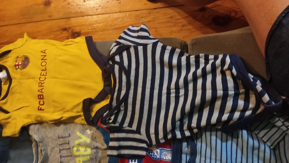 Zestaw rzeczy roz 80: jeansy, body, bluzeczki...