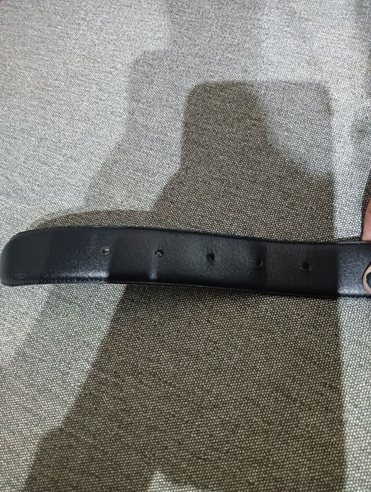 Cinto clássico em couro.

- Material: Couro
- Detalhe da fivela em met