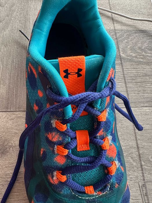Кросівки Under Armour, американський спортивний бренд