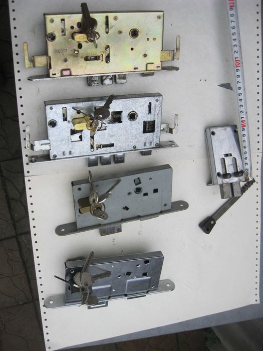 Продам дверной замок с ключами