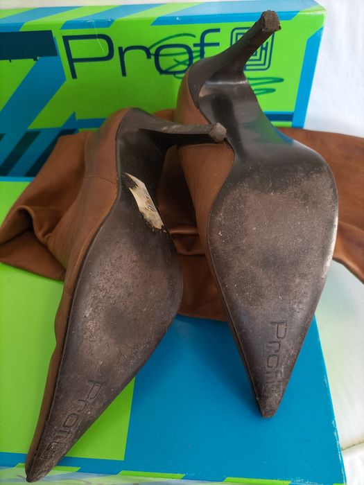 Botas de cano alto e salto agulha em pele macia da Prof tamanho 36