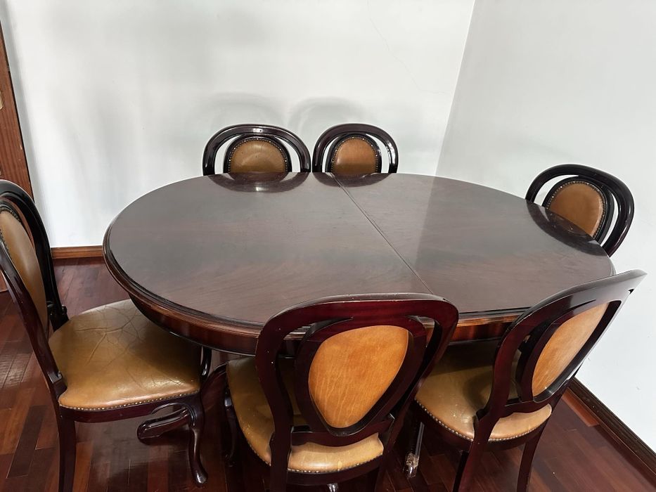 Vendo mesa com cadeiras
