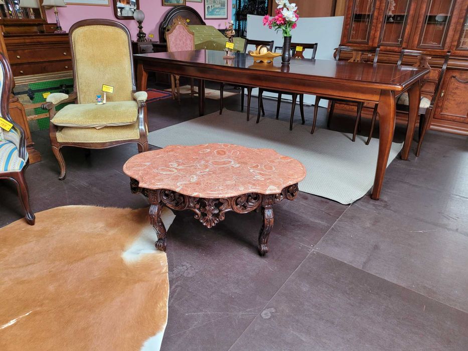 Mesa de centro muito antiga em madeira trabalhada com tampo em pedra