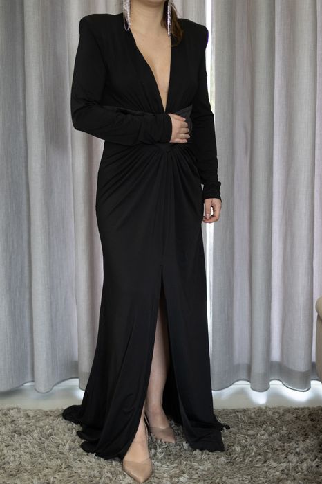 Vestido longo Lynn com decote em VI mangas compridas e fenda.
L/40/