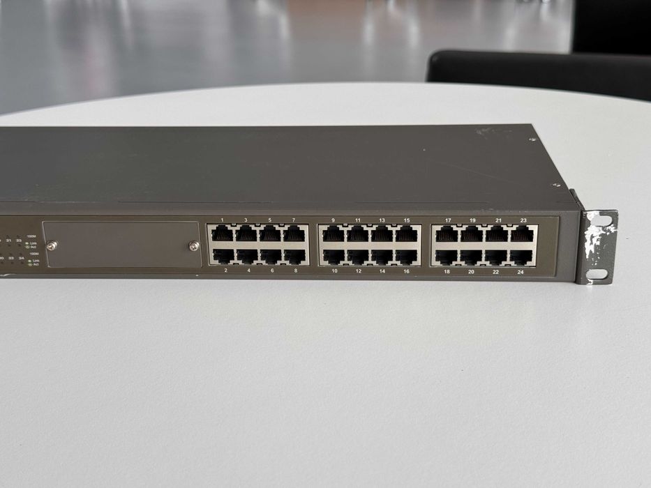 SWITCH D-Link (DES-1024R+) - 24 portas - Layer 2