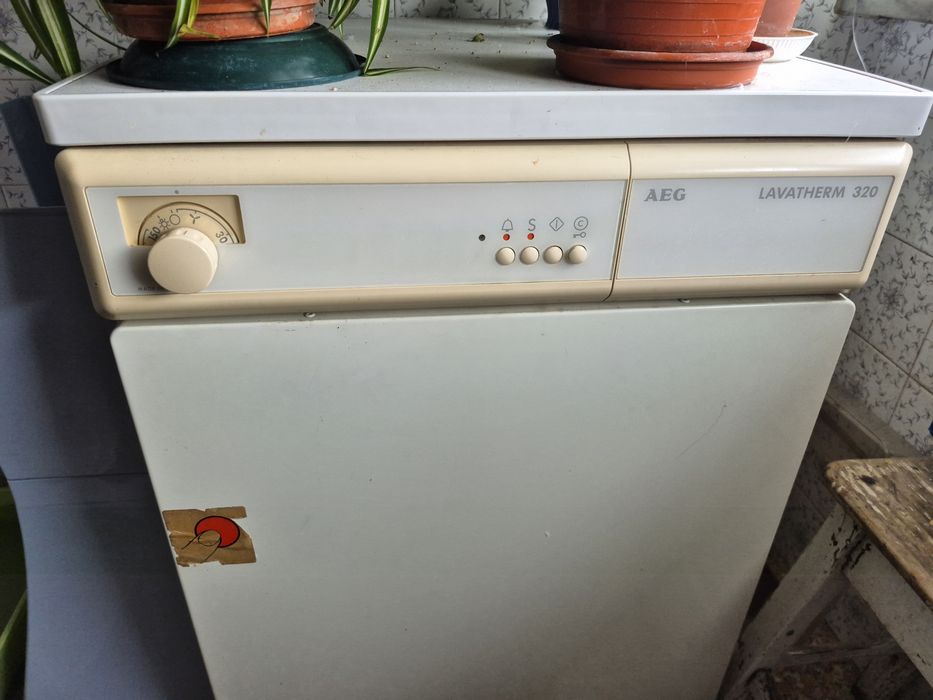 Máquina de Secar AEG avariada