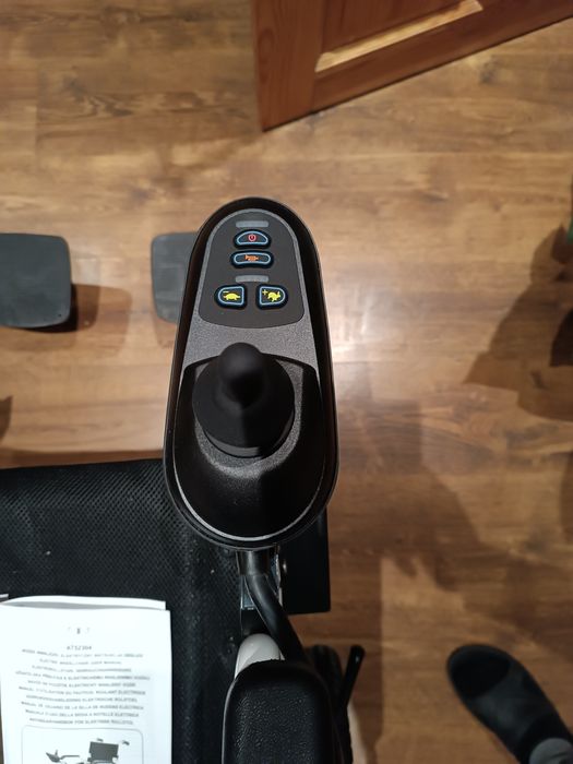 Elektryczny wózek inwalidzki AT52304