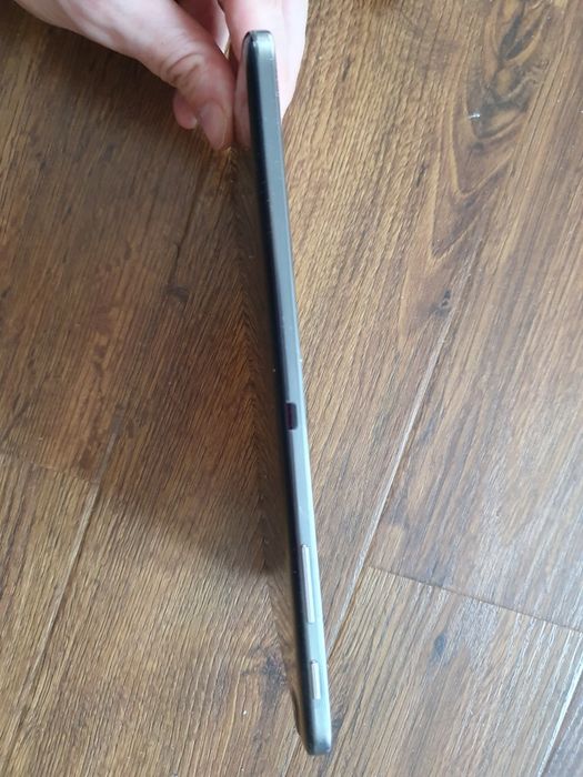 Tablet Samsung Galaxy Tab 3 SM-T311 wraz z etui - nie włącza sie