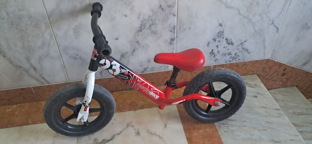 Bicicleta sem pedais vermelha, preta e branca em ótimo estado.