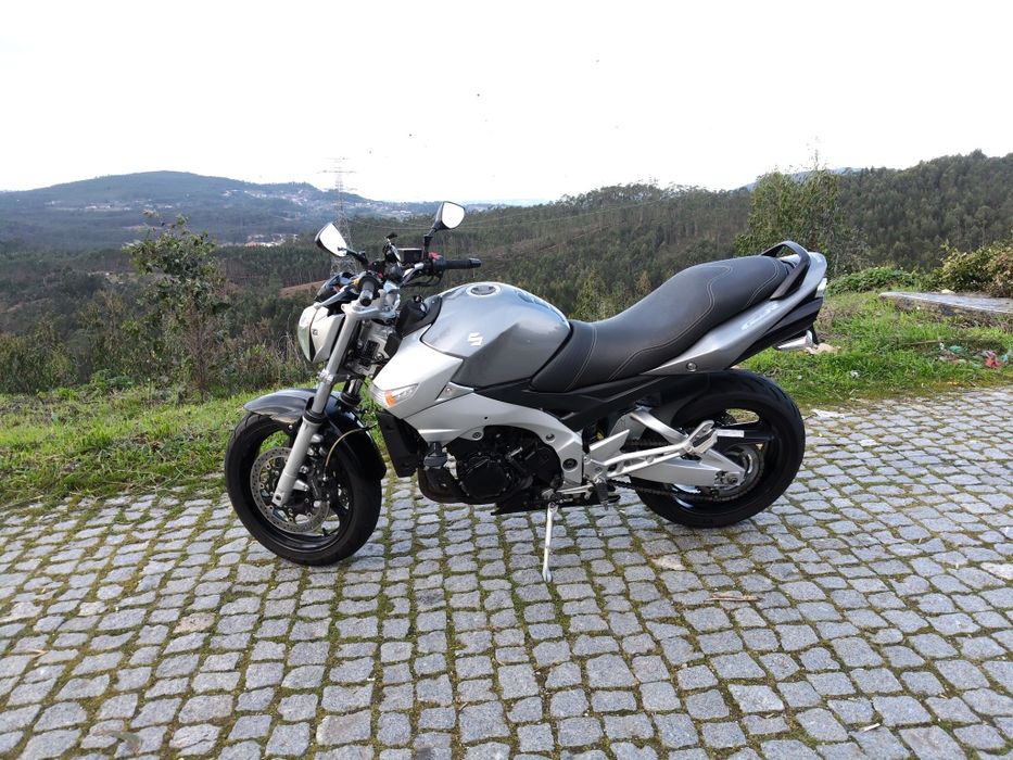 Suzuki GSR 600 *