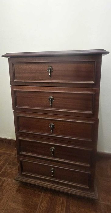 Vende-se Camiseiro em Madeira – 5 Gavetas