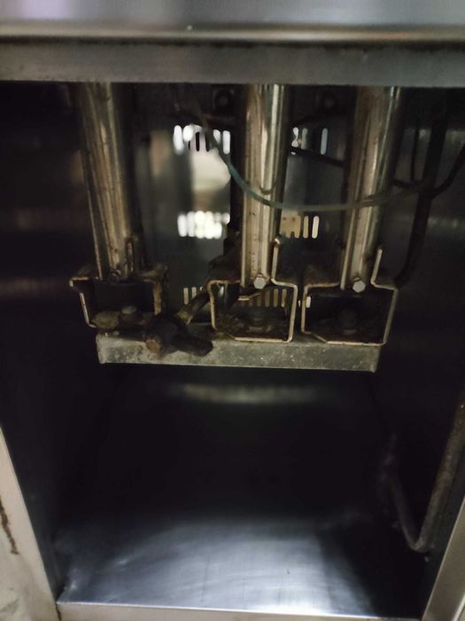 duas fritadeiras a gás industriais