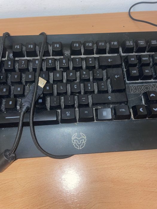 Teclado Gaming Krom USB – Layout Completo – Bom Estado