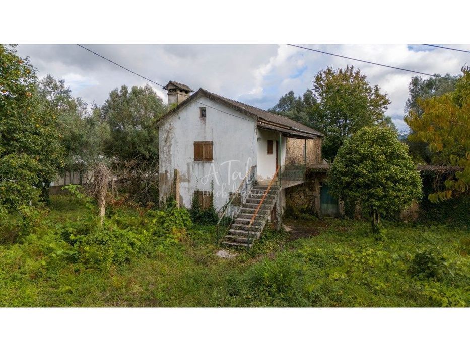 4-Bedroom Renovation Property with 750m² Plot in Correlhã, P...
