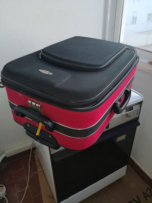 Mala de viagem com todos os fechos bons