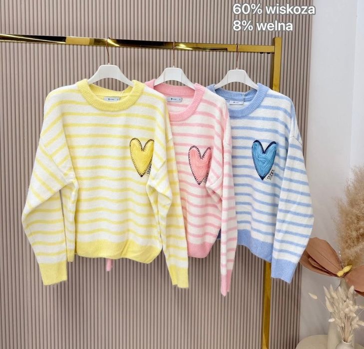 Sweter damski w paski z serduszkiem