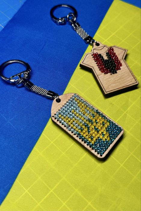 Брелок для ключів Герб Вишиванка дерево ручна робота бісер