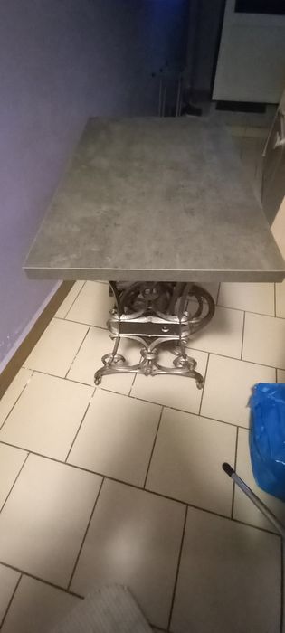 Stolik na pięknej b.starej maszynie do szycia