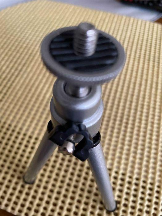 Mini statyw do aparatów, mini głośników.