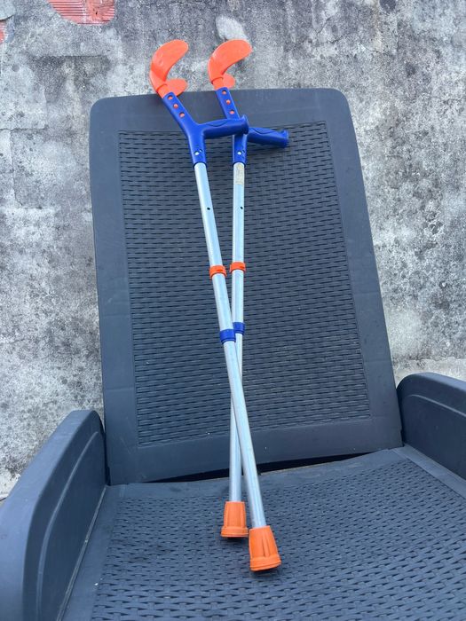 Muletas criança como novas