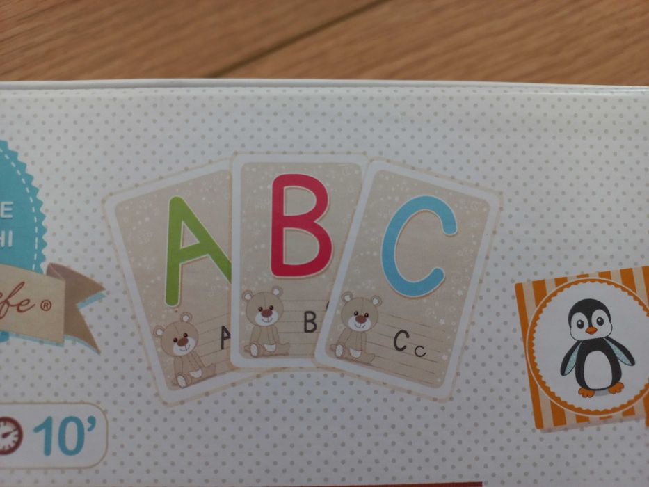 Caixa com diversos jogos da girafa sofia para criança