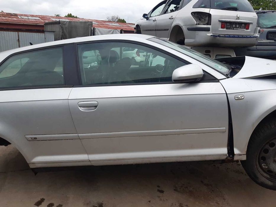 Audi A3 8P 2.0 TDI 3d - lusterko prawe LY7W KOMPLETNE