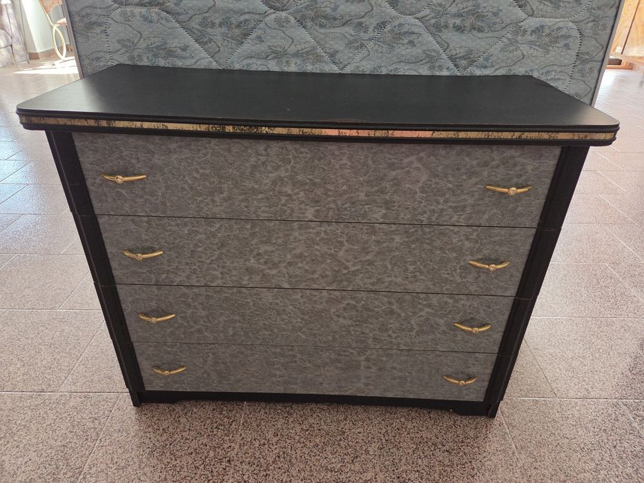 Vendo comoda preta e cinza