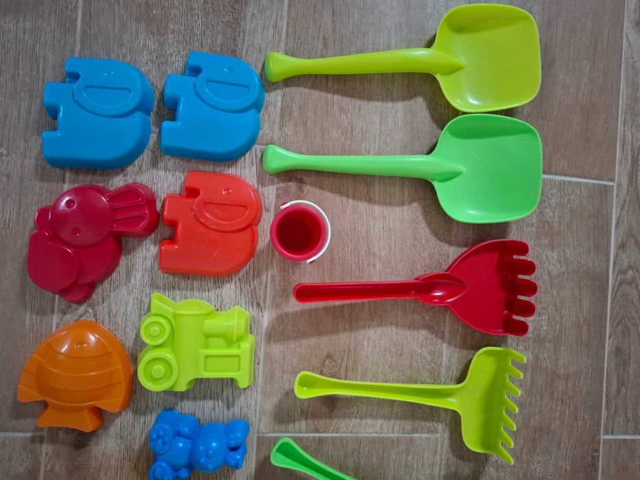 Lote brinquedos de praia: balde, pás, ancinhos, peneiras, moldes