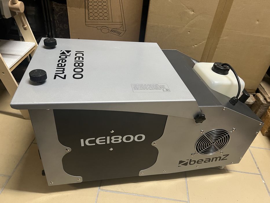 Máquina de Fumo Rastejante BeamZ 1800W (ICE1800)