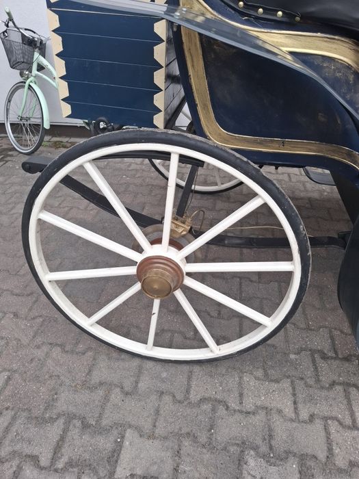 Piękna  bryczka konna
