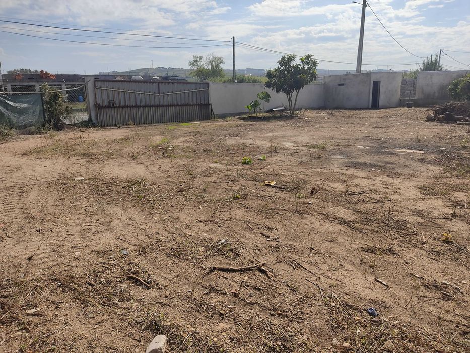 Vende-se /Aluga-se terreno com todas as valências, agua luz e esgotos