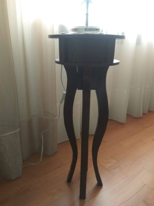 Stolik drewniany ozdobny pod lampkę lub kwiatek