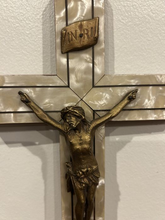 Crucifixo de bronze e madre pérola