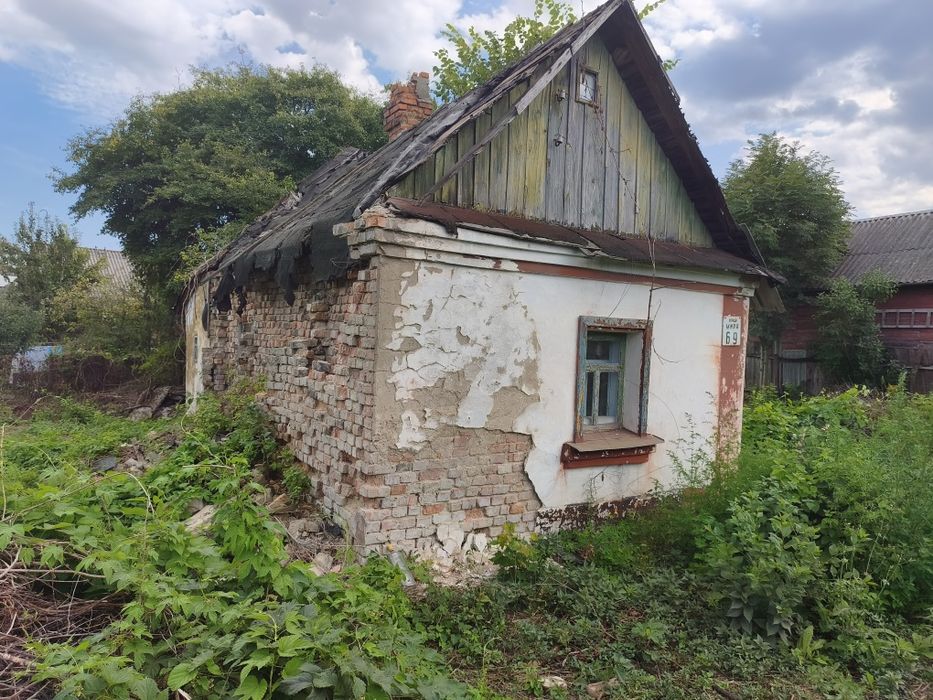 Продаж земельної ділянки з будинком в центрі міста