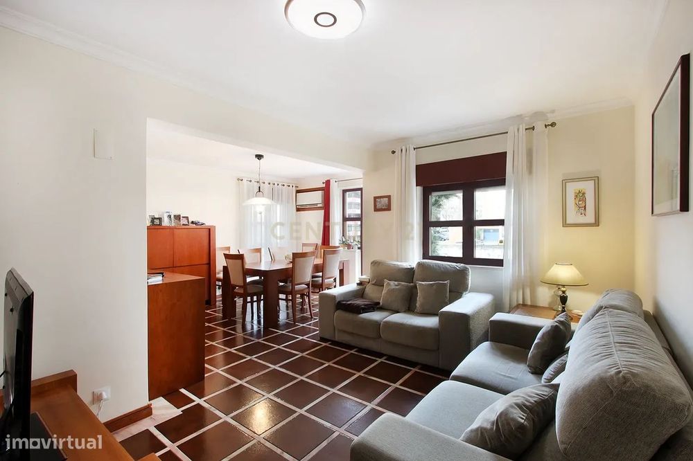 Sintra - Tapada Mercês, apartamento T3 espaçoso com duas varandas e ex — Algueirão-Mem Martins, Lisboa