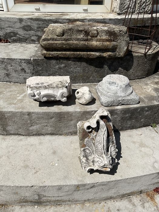 pedra esculpida antiga