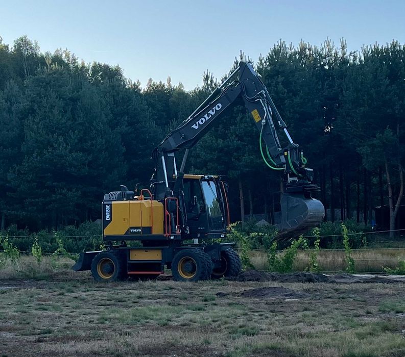 Usługi minikoparką 2.2t oraz koparką 16t (wykopy,niwelacje)