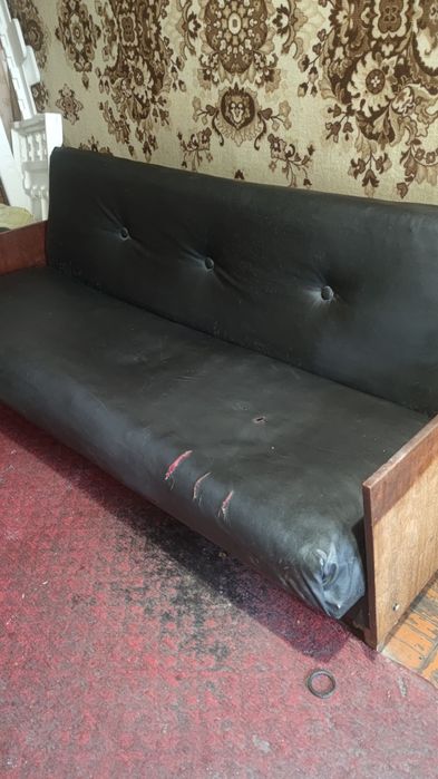 Диван старый потертый