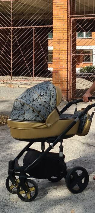 Коляска зима-лето в отличном состоянии. Колёса пена.