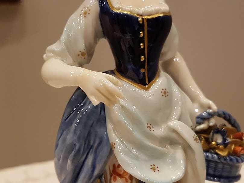 Figurka "Kobieta z koszem kwiatów", porcelana Turyngia.