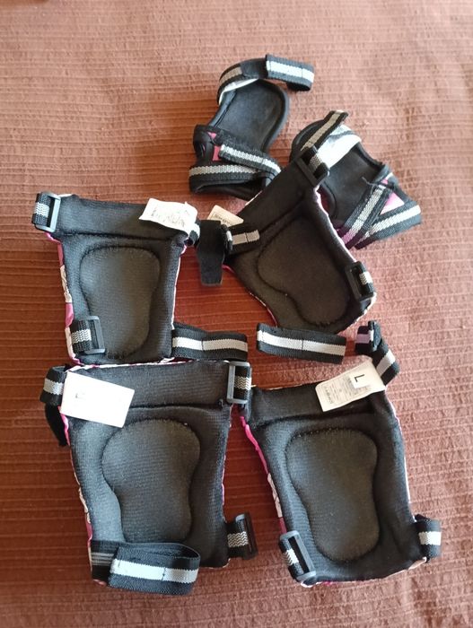 Capacete, cotoveleiras, joelheiras, proteção de pulsos