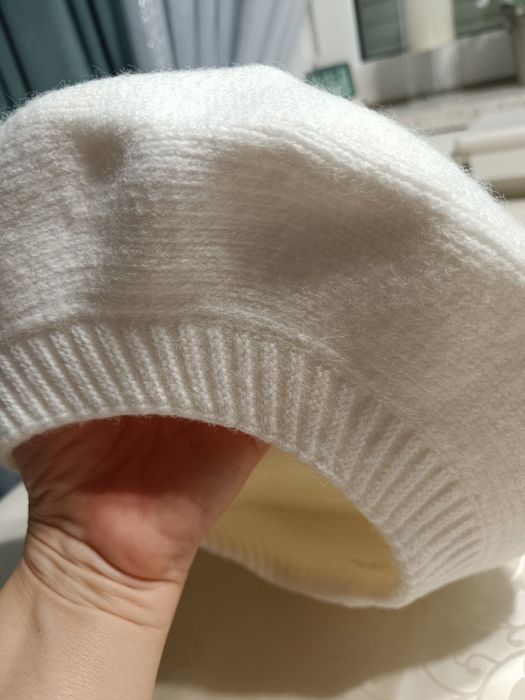 Biały dziewczęcy beret